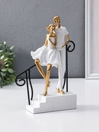 Сувенир полистоун "Парочка стоит у перил" бело-золотой 5,5х20х26,5 см 10954822