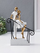 Сувенир полистоун "Парочка стоит у перил" бело-золотой 5,5х20х26,5 см 10954822