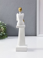 Сувенир полистоун "Стильная девушка на стуле" белый с золотом 7,5х10,5х29,5 см - фото 65568801
