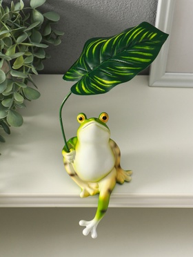 Фигурка настольная полистоун «Лягуха под пальмовым листом», на полку, 5.8×7.5×14.5 см