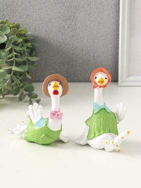 Набор фигурок полистоун «Гусь и гусыня в зелёных нарядах», 2 шт., 6×11×11.7 см