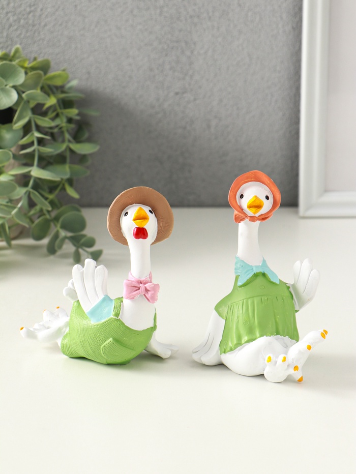 Набор фигурок полистоун «Гусь и гусыня в зелёных нарядах», 2 шт., 6×11×11.7 см