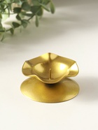 Подсвечник "Кувшинка Н" металл 7,3х3,5 см, золото - фото 68181381