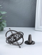 Гироскоп металлический самобалансирующийся на подставке «Маятник - антистресс настольный», чёрный, 7×7×13.2 см - фото 68976011