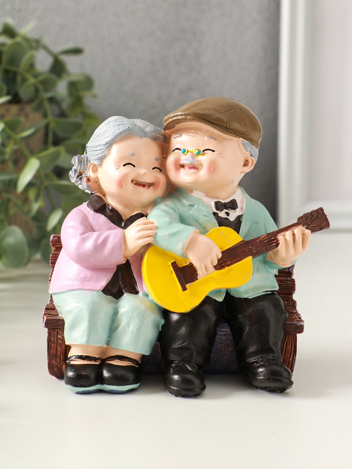 Фигурка полистоун «Дедуля играет на гитаре для бабули», 12×9×12 см