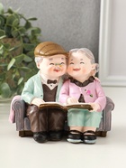 Фигурка полистоун «Дедуля с бабулей на диване читают книгу», 12×5×11 см - фото 68181615