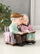 Фигурка полистоун «Дедуля с бабулей на диване читают книгу», 12×5×11 см - фото 68181616