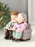 Фигурка полистоун «Дедуля с бабулей на диване читают книгу», 12×5×11 см - фото 68181618