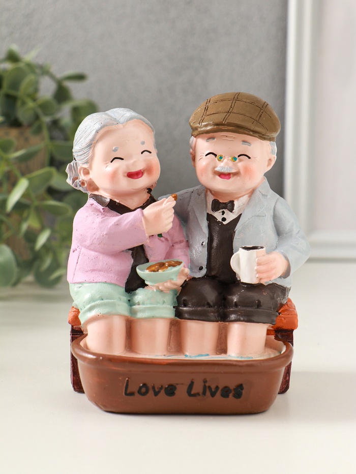 Фигурка полистоун «Дедуля с бабулей - спа процедуры», 11×9.5×12.5 см