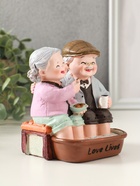 Фигурка полистоун «Дедуля с бабулей - спа процедуры», 11×9.5×12.5 см - фото 68181631