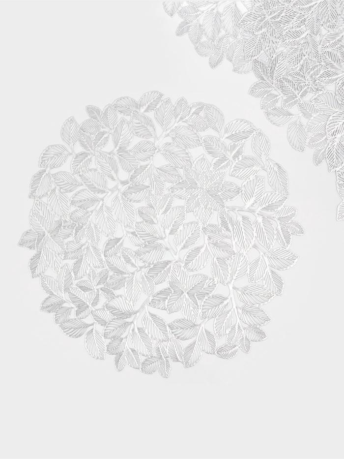 Набор салфеток сервировочных на стол Доляна «Листья», d=38 см, 4 шт., ПВХ, серебристый - Фото 1