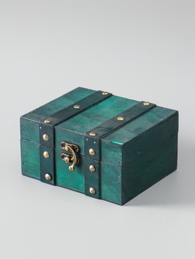 {{photo.Alt || photo.Description || 'УЦЕНКА Шкатулка дерево сундучок «Алиенора» с заклёпками, плоская, зелёный 15×11.5×7.5 см'}}