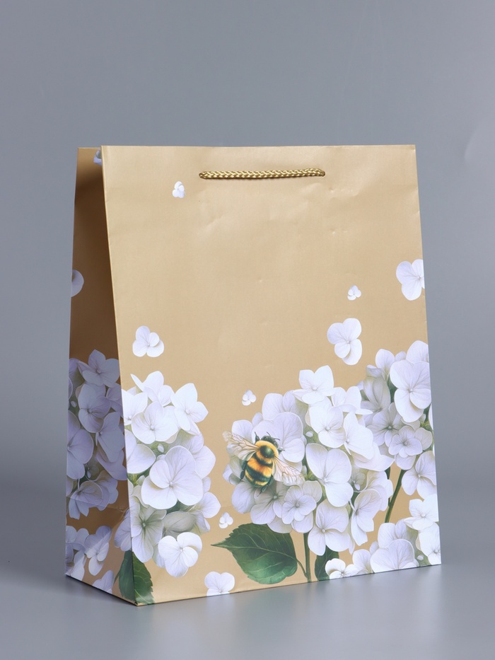 Пакет подарочный ламинированный «Пчёлка на гортензии», бежевый, 26×12×32 см - Фото 1