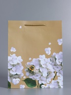 Пакет подарочный ламинированный «Пчёлка на гортензии», бежевый, 26×12×32 см - фото 68977438