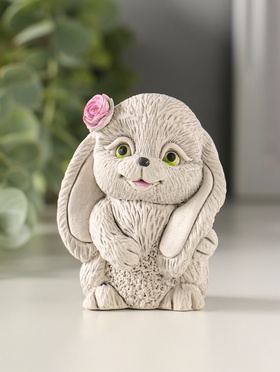 Фигурка гипс «Кролик с цветком», 7×5×4 см, серый  (артикул 10982508)  большой выбор товаров оптом и в розницу по низким ценам с доставкой