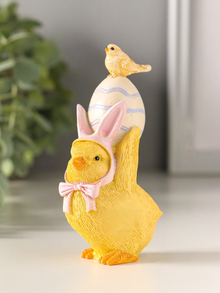 Фигурка полистоун «Цыплёнок в розовой шапке с заячьими ушками несёт яичко», 10.5 см - Фото 1
