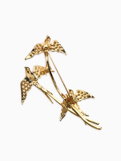 Брошь «Три ласточки», белая в золоте