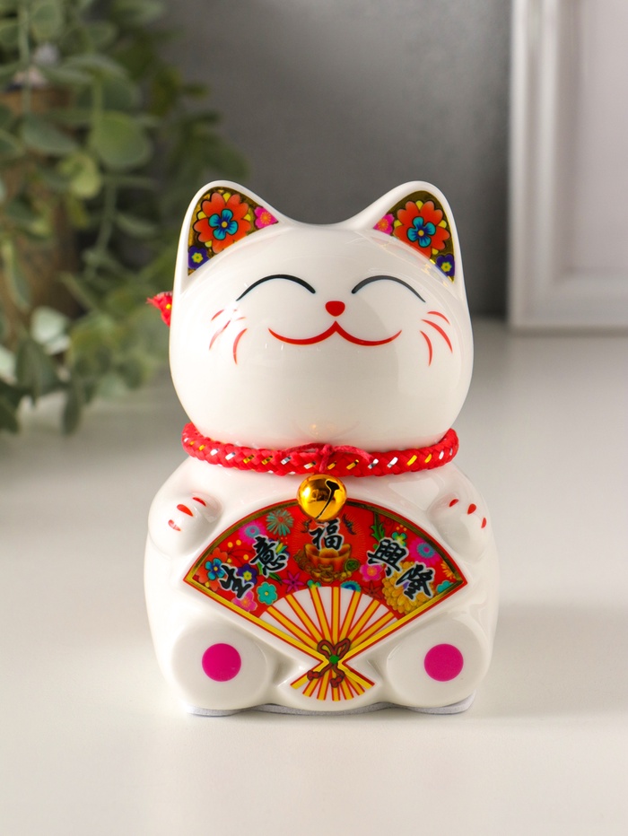 Копилка для денег «Кот Манэки-нэко с веером», керамика, 7.8×7.5×12.5 см - Фото 1