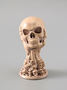 УЦЕНКА Статуэтка «Череп на руке» высота 12 см, цвет слоновая кость 10989969