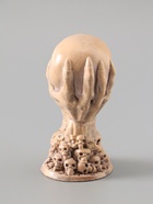 УЦЕНКА Статуэтка «Череп на руке» высота 12 см, цвет слоновая кость 10989969