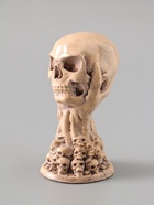 УЦЕНКА Статуэтка «Череп на руке» высота 12 см, цвет слоновая кость 10989969