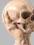 УЦЕНКА Статуэтка «Череп на руке» высота 12 см, цвет слоновая кость 10989969