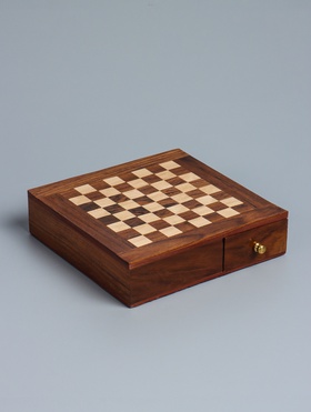 {{photo.Alt || photo.Description || 'УЦЕНКА Шахматы нескладные с выдвижными ящичками, доска 20х20 см, дерево шишам'}}