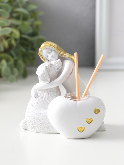 Аромадиффузор для эфирных масел с палочками «Девочка с собакой», полистоун, белый с золотом, 7.5×10×11 см