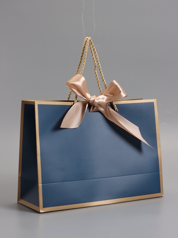 Пакет подарочный ламинированный, тёмно - синий с золотым, с бантом, 28×20×10 см - Фото 1