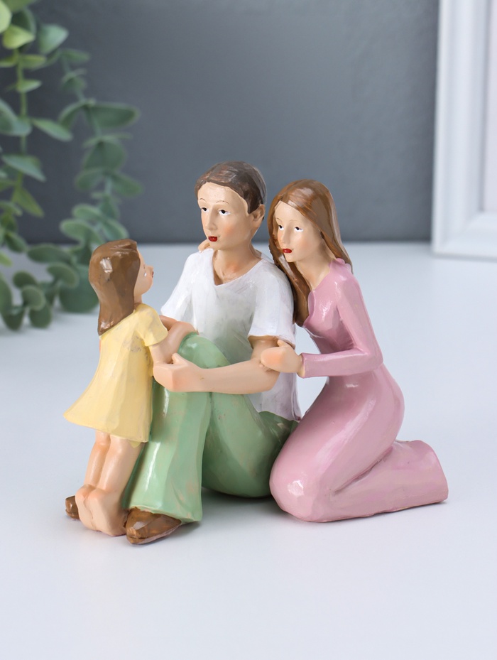 Фигурка полистоун «Молодые родители с дочкой», 7×13×12 см - Фото 1