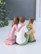 Фигурка полистоун «Молодые родители с дочкой», 7×13×12 см - Фото 3