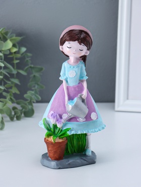 Фигурка полистоун «Девочка с лейкой поливает цветы», 8.8×10.5×20 см