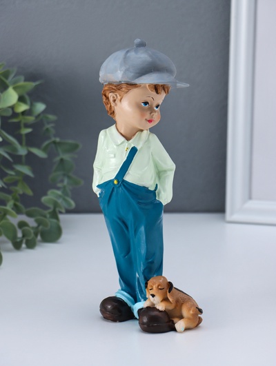 Фигурка полистоун «Мальчишка в комбинезоне и кепке, с песиком», 5.5×8×21 см