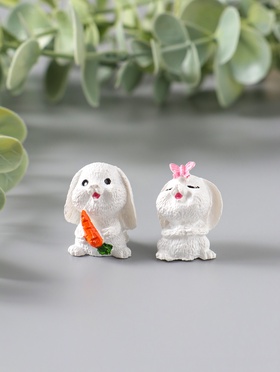 Фигурка полистоун «Белый зайка с бабочкой, морковкой», 1.7×2.3×3 см, МИКС