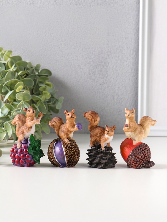 Набор фигурок 4 шт. полистоун «Белочки с орешками», 3×5.5×7.4 см - Фото 1