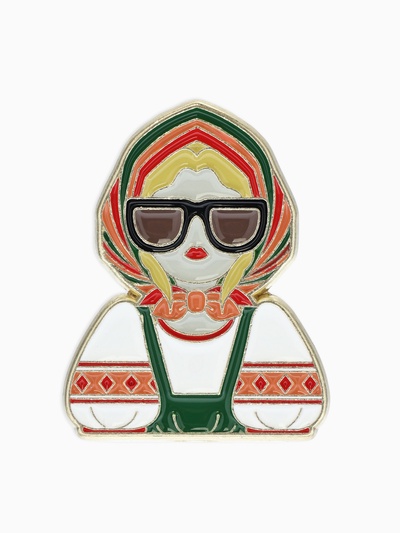 Значок «Русская красавица» в косынке, цветной в золоте