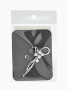 Брошь «Бантик с жемчугом», белая в серебре  (артикул 10968352)  большой выбор товаров оптом и в розницу по низким ценам с доставкой