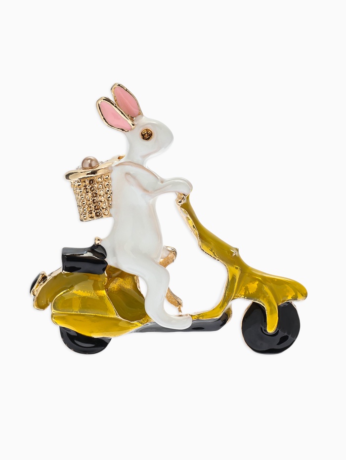 Брошь «Заяц на мопеде», цветной в золоте