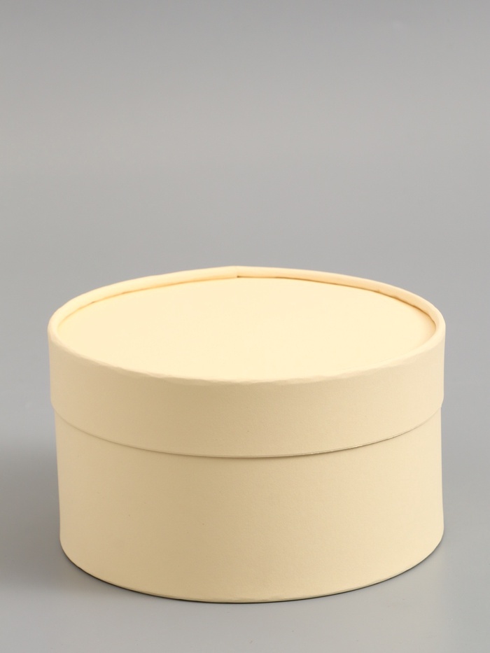 Подарочная коробка круглая, сливочный, завальцованная без окна, 18×10 см