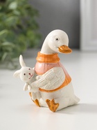 Фигурка полистоун «Белый утёнок в жилетке, с игрушкой-зайчиком», 9 см  (артикул 10927823)  большой выбор товаров оптом и в розницу по низким ценам с доставкой
