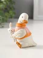 Фигурка полистоун «Белый утёнок в жилетке, с игрушкой-зайчиком», 9 см  (артикул 10927823)  большой выбор товаров оптом и в розницу по низким ценам с доставкой