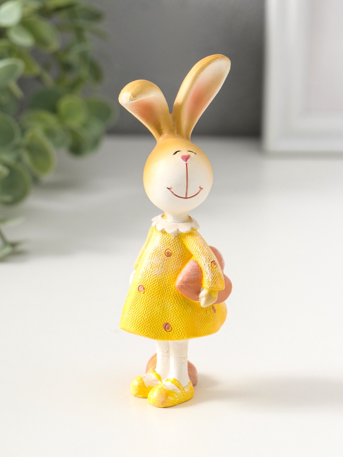 Фигурка полистоун «Зайка в жёлтом платьице, с розовым сердечком», 12.5 см
