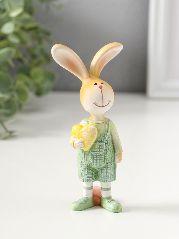 Фигурка полистоун «Зайчик в зеленый комбинезоне, с жёлтым сердцем», 13 см