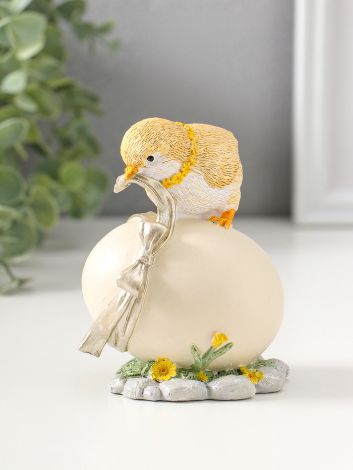 Фигурка полистоун «Цыплёнок завязывает подарочный бант на яйце», 11 см