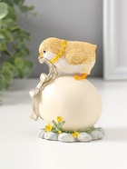 Фигурка полистоун «Цыплёнок завязывает подарочный бант на яйце», 11 см  (артикул 10927833)  большой выбор товаров оптом и в розницу по низким ценам с доставкой