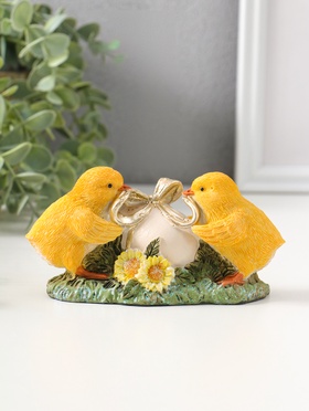 Фигурка полистоун «Цыплята завязывают подарочный бант на яичке», 7 см