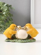 Фигурка полистоун «Цыплята завязывают подарочный бант на яичке», 7 см  (артикул 10927835)  большой выбор товаров оптом и в розницу по низким ценам с доставкой