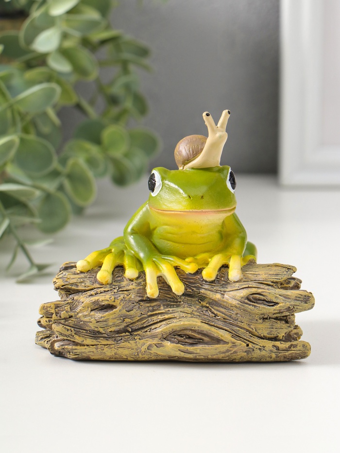 Фигурка полистоун «Лягушонок на коряге с улиткой на голове», 9.5 см