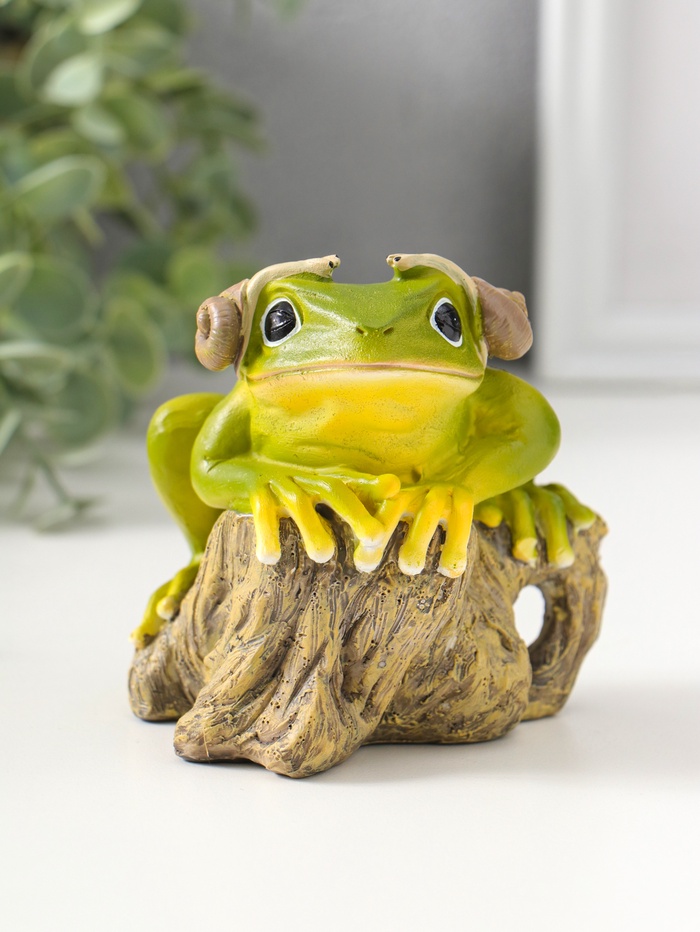 Фигурка полистоун «Лягушонок на коряге с улитками на ушах», 9.5 см