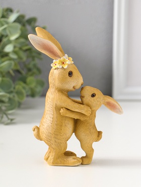 Фигурка полистоун «Мама зайка в цветочном венке обнимает малыша», 15 см